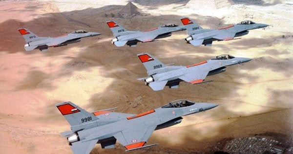 Η αιγυπτιακή αεροπορία ισοπεδώνει κονβόι με φορτηγά (βίντεο)